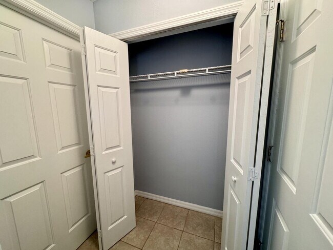 Building Photo - For Rent – 1 Bed / 1 Bath Unit in Davenpor...