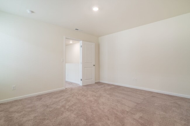 Building Photo - Super clean & spacious 4-bdrm/3-bath townhome in NE—Attached garage, great location