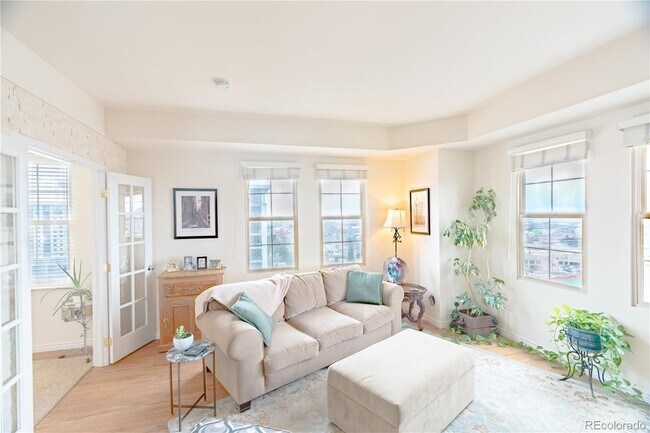 Building Photo - 300 W 11th Ave