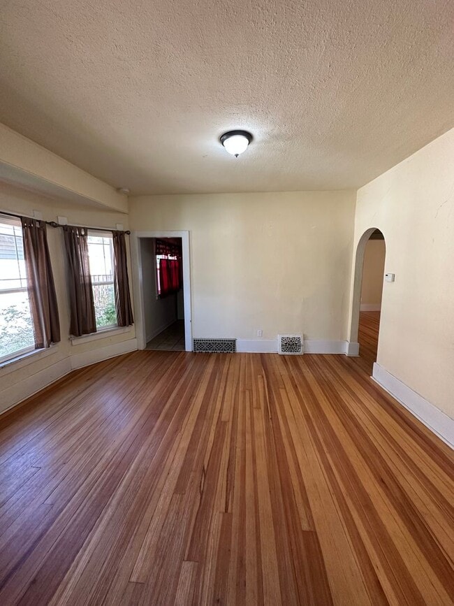 Building Photo - 1208 W 31st St