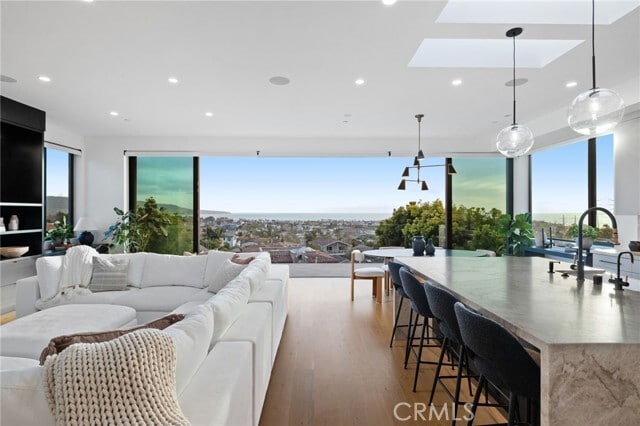 Building Photo - 807 N Paulina Ave