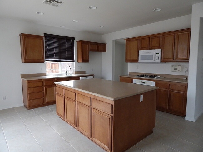 Building Photo - GORGEOUS 4 Bedroom** & 3 full bathrooms on a Cul-De-Sace Home!!