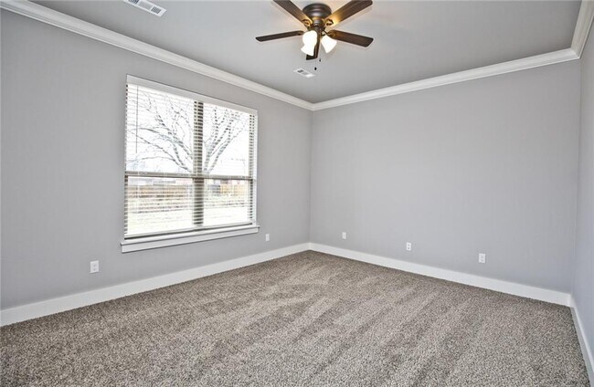 Building Photo - 204 Alder St