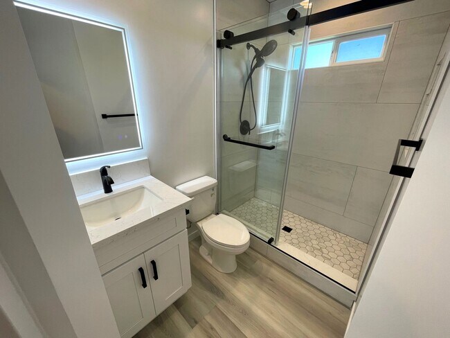 Building Photo - Beautiful, Tree-Lined Street in Residential Neighborhood. Remodeled, with AC, Personal Washer/Dryer