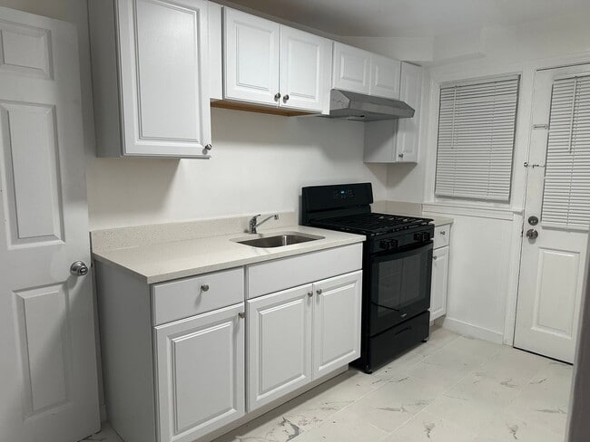 Building Photo - Spacious Home Available for Rent! Newly Re...