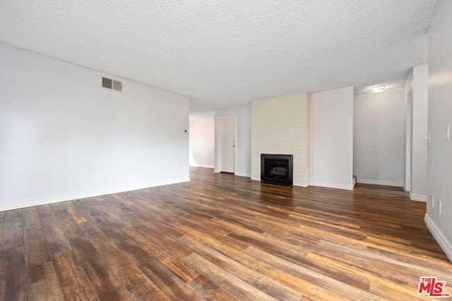 Building Photo - 1425 Centinela Ave