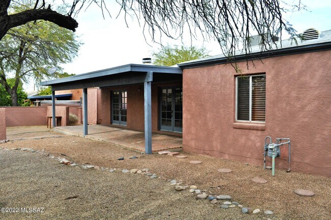 Building Photo - 2625 N Fremont Ave