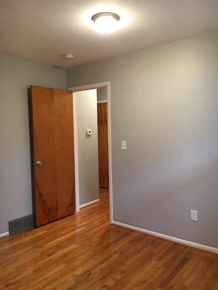 Bedroom 3 entry to hall - 3160 Fernwood Ave