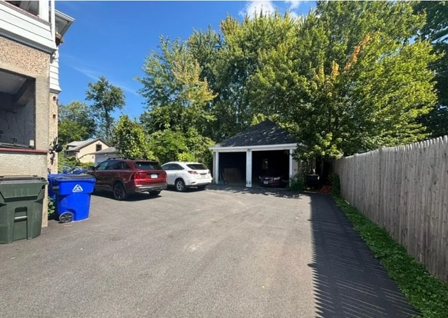 Building Photo - 62 Quaker Ln S