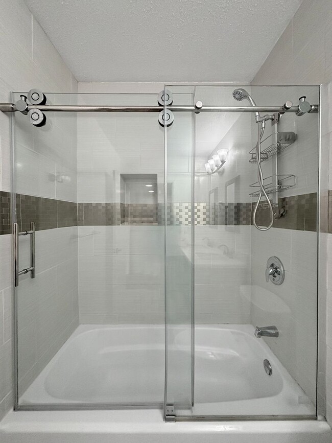 Building Photo - Beautiful 2B/2BA Condo in Mission Valley W...