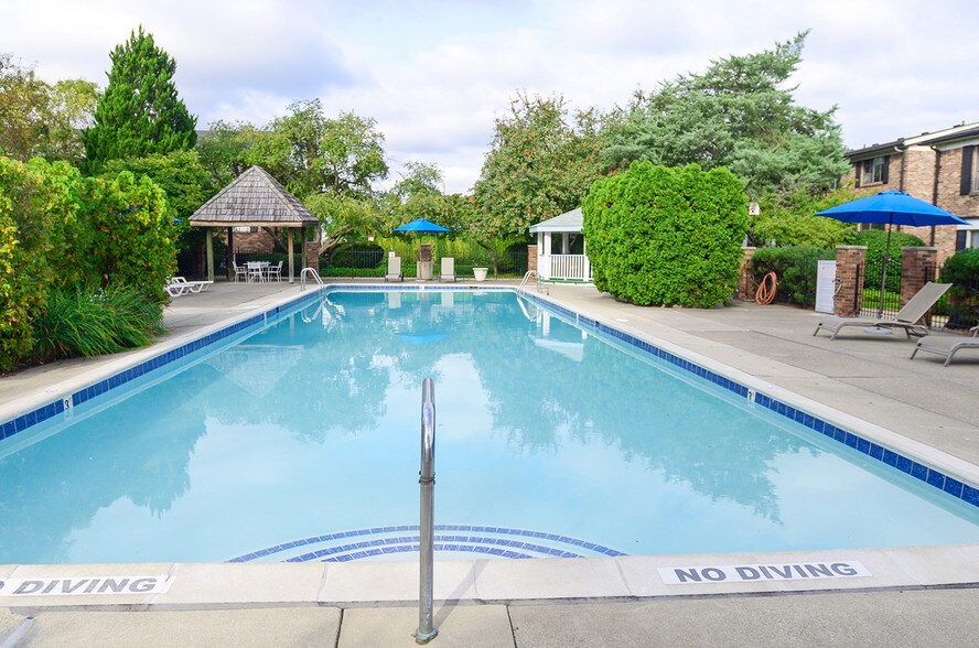 Somerset Manor East Apartments 8100 Denwood Dr Sterling Heights MI