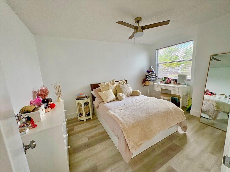 Building Photo - 4832 Grapevine Way