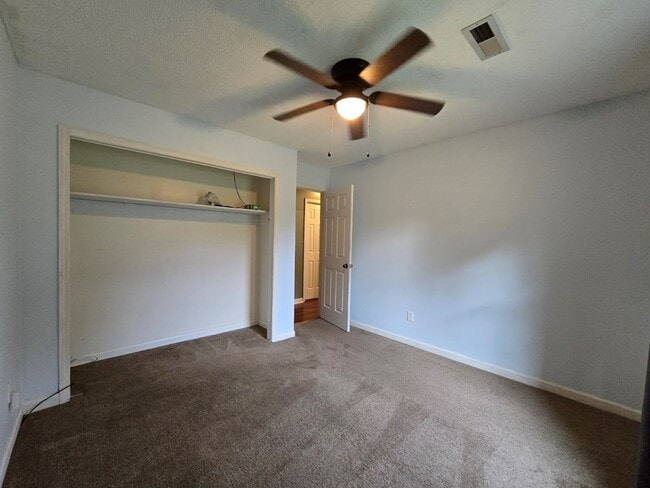 Building Photo - 805 Club Ln
