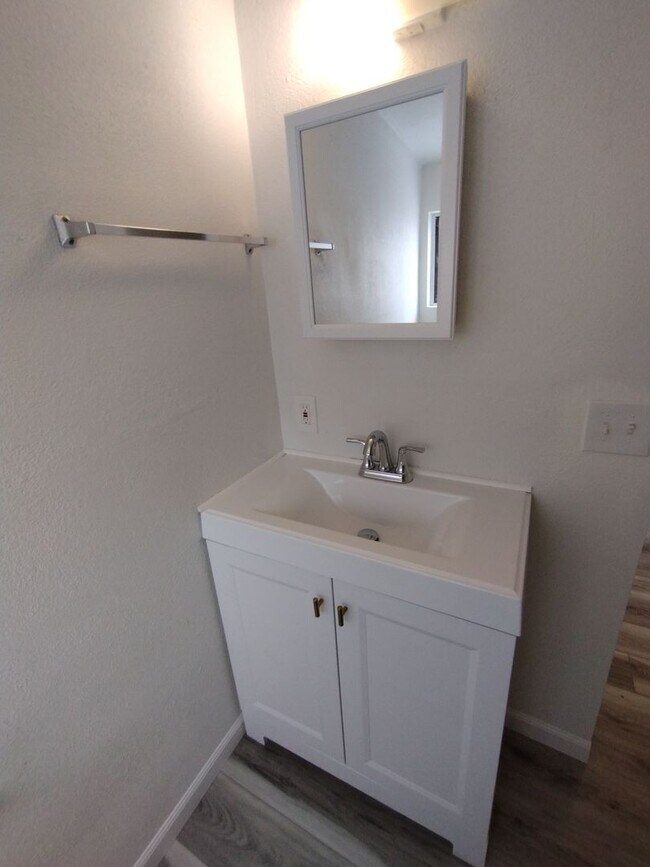 Building Photo - Sharp 1 Bed/1 Bath Updated Apt