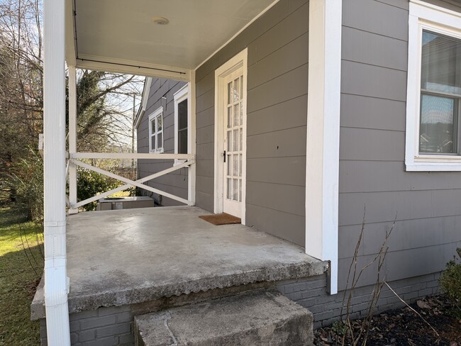 Building Photo - 822 Radford Pl