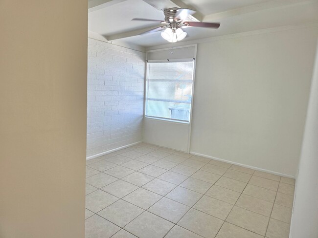 Building Photo - 2 Bed 1 Bath Spacious Apartment