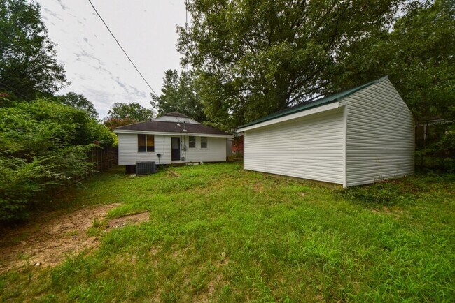 Building Photo - UPDATED BATHS AND KITCHEN WITH SS APPLIANCES near University of Memphis.