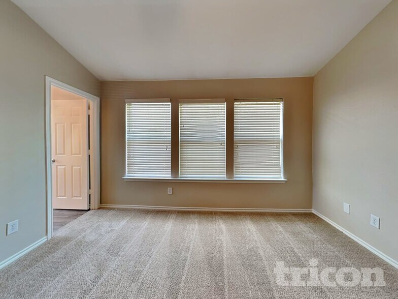 Building Photo - 1107 Longhorn Ln