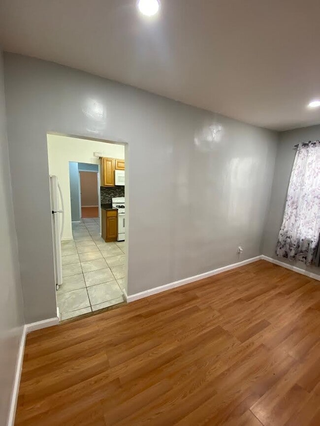 Building Photo - 425 Leslie St