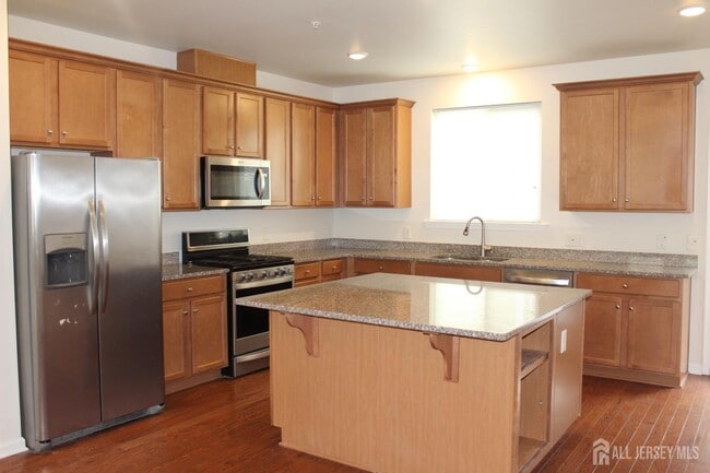 Building Photo - 6 Bond St