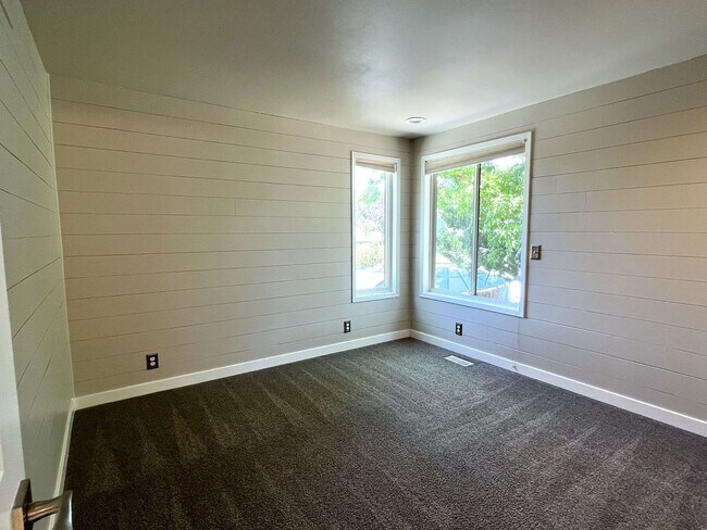 Building Photo - Fantastic 4 bed 3 bath home in the Highlan...