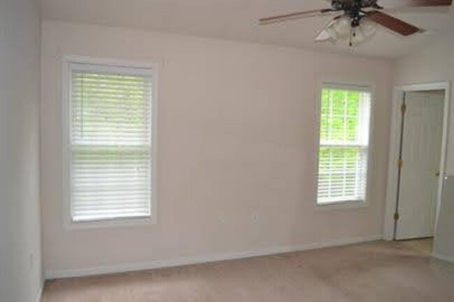 Building Photo - 4 Bedroom Townhome in Lynchburg