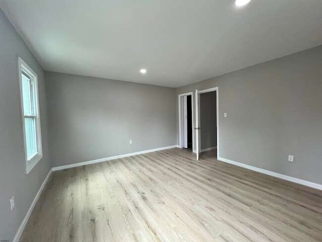 Building Photo - 21 S Spray Ave