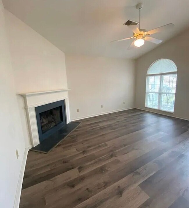 Building Photo - COMING SOON! 3 Bed 2 Bath Single Family Home w/ Garage!