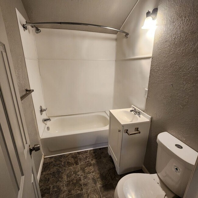 Building Photo - Centrally Located One Bedroom Duplex