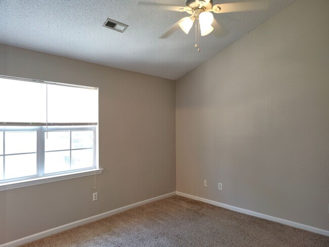 Building Photo - Cozy, 2 story, 2 bedroom, 2.5 bath Townhome Located in the Melrose Community!