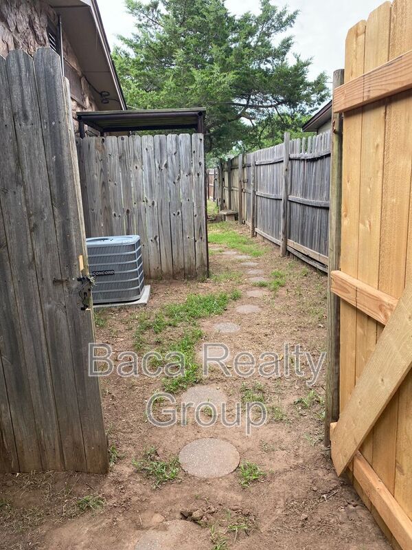 Building Photo - 827 W Brule St