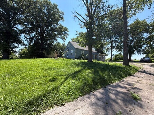 Building Photo - Rare Opportunity! 4 bed, 1 bath home on large lot!