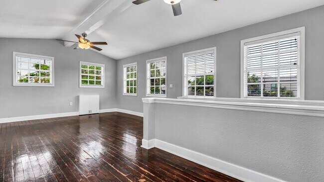 Building Photo - Charming 2BR/2BA with Bonus Room South Tam...