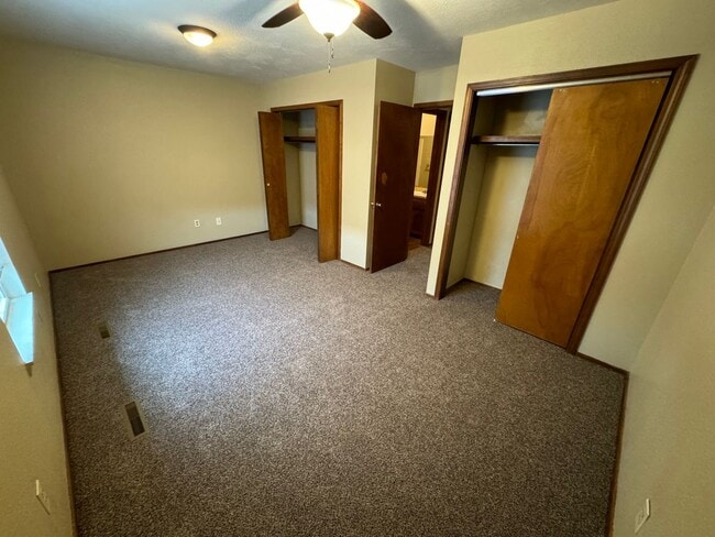 Building Photo - 2 bedroom 1.5 bath home in a great location!