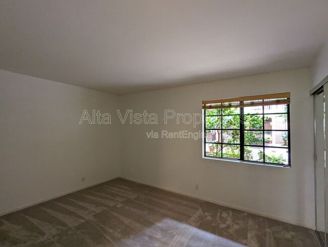 Building Photo - 8850 Villa La Jolla Dr