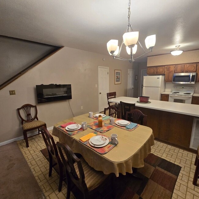 Building Photo - 2/1.5 Townhouse with Water, Trash, Sewer, ...