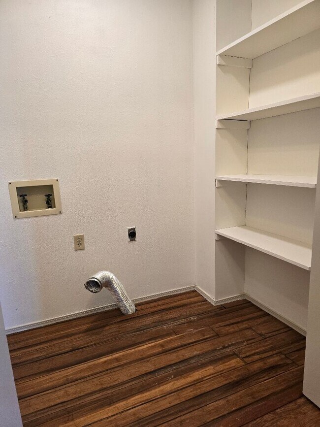 Building Photo - Newly Renovated 3/2/2 with Cul-de-Sac Location