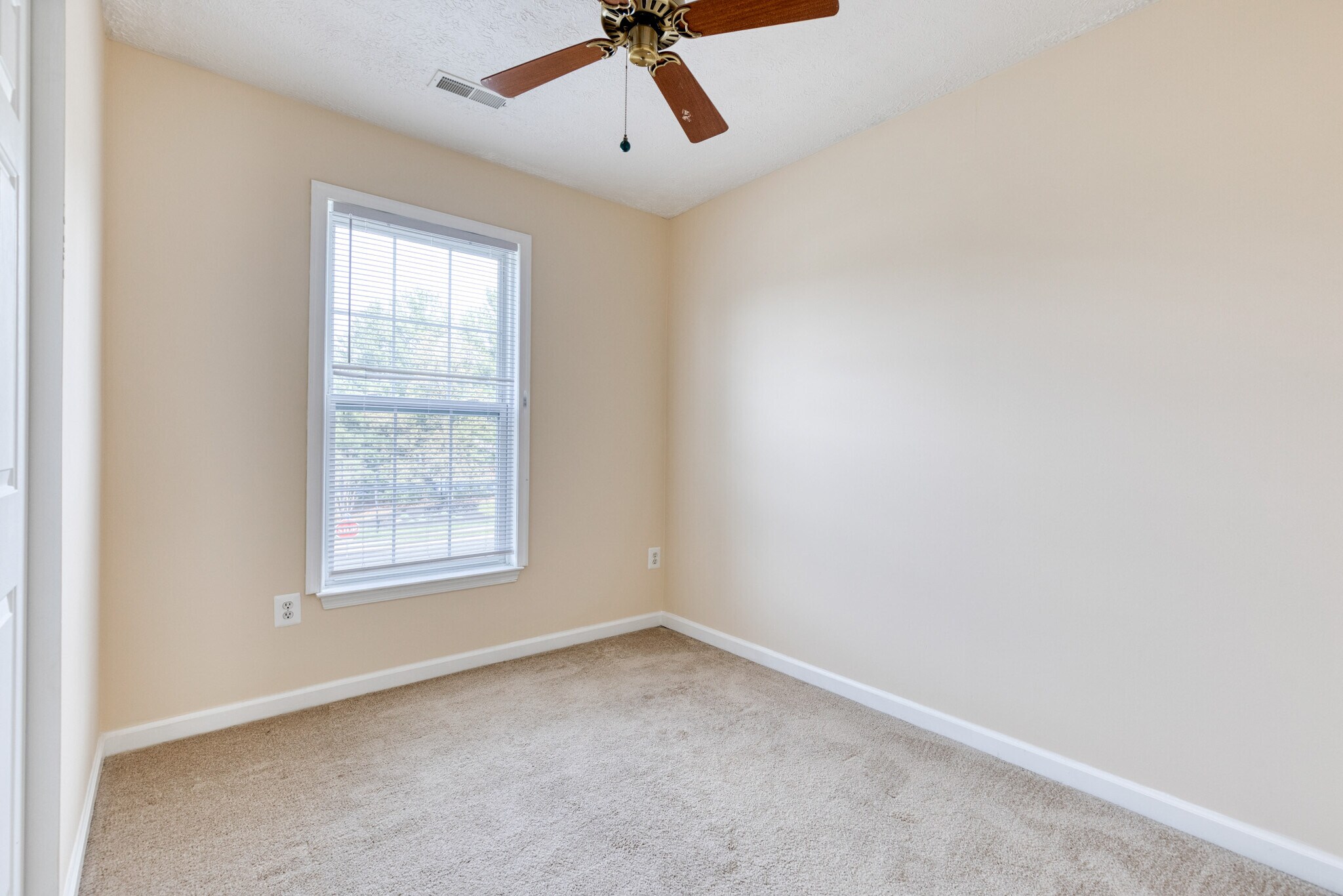 Building Photo - 490 Crestridge Way