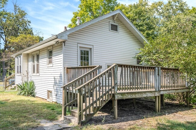 Building Photo - $1350 Eastwood 2-Bed/1-Bath Ranch, Basement, Large, Fenced yard - Ask about our no security depos...