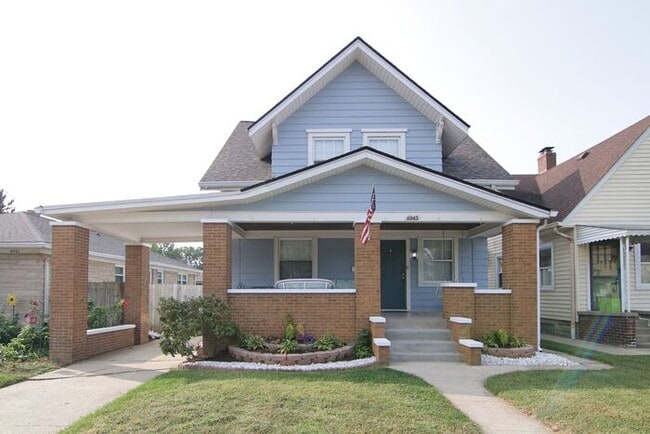 Primary Photo - Great Location Steps From Main Street in Speedway!