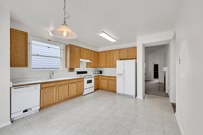 Building Photo - $2,100.00 - 3 Beds, 2 Baths, Single Family...