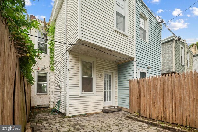 Building Photo - 3881 Manor St