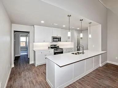 Building Photo - 7617 Woodford Ave