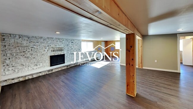 Building Photo - Near Randall Park - Charming home with two kitchens and washer/dryer included!