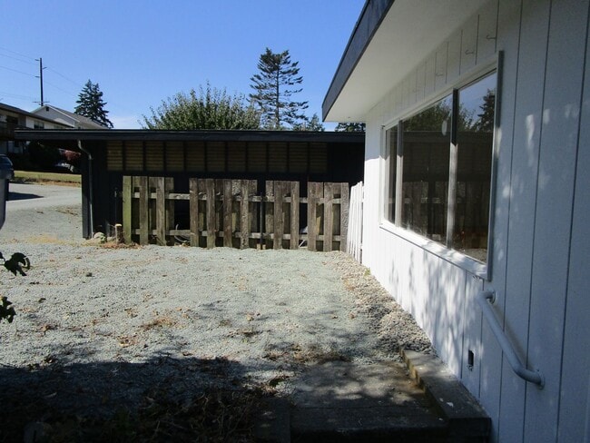 Building Photo - 3001 Oakes Ave