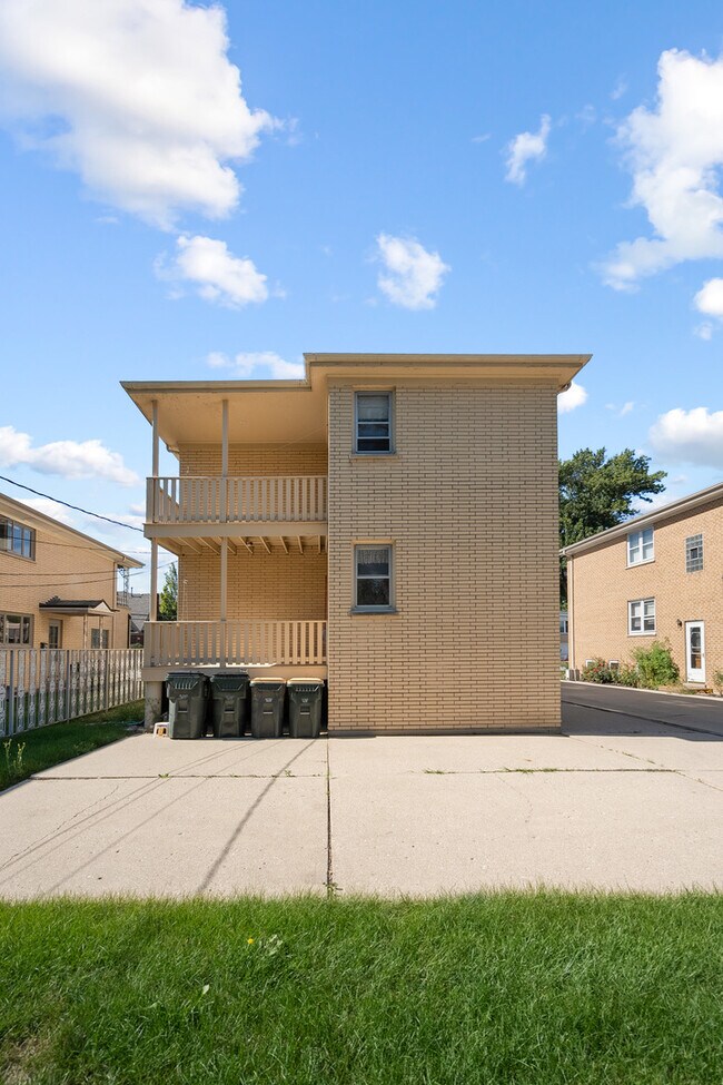 Building Photo - 735 N Northwest Hwy