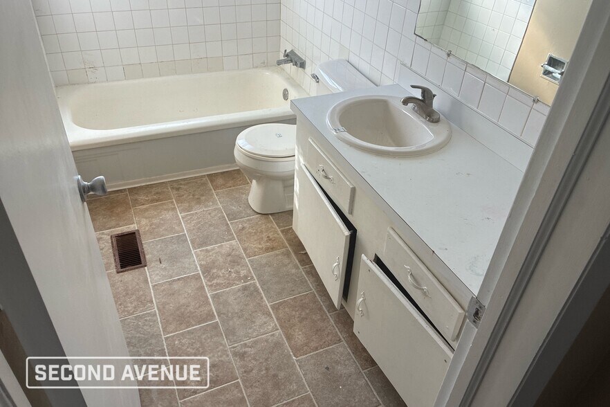 Building Photo - 900 S Spring St