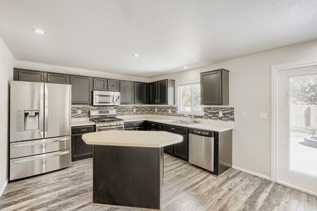 Building Photo - Evolve Real Estate: Meticulously Upgraded 4 Bed 3.5 bath Entertainers Dream - Available NOW!