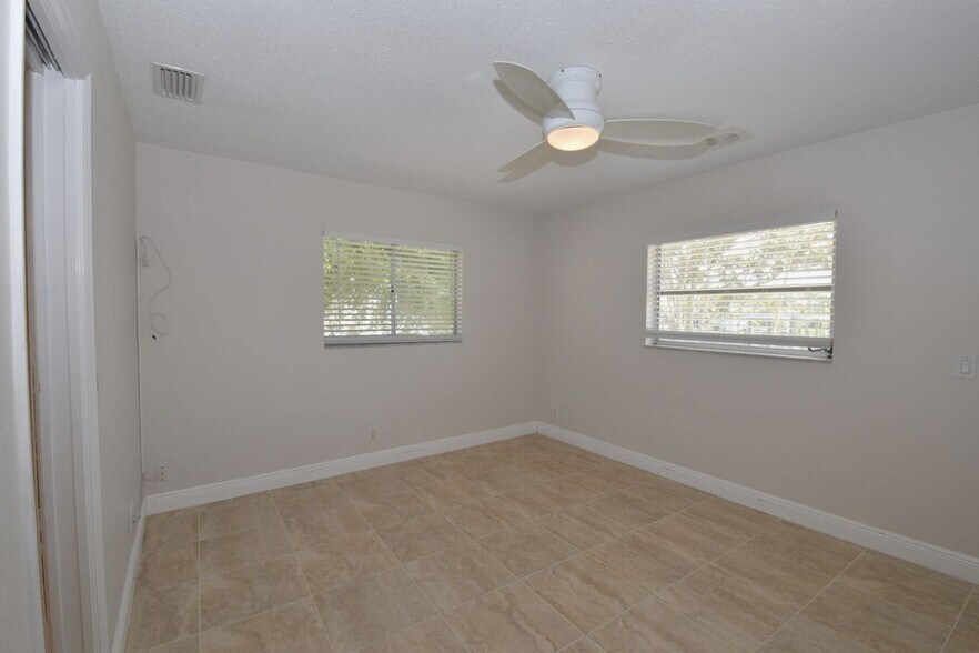 Building Photo - 3461 Lakeview Dr