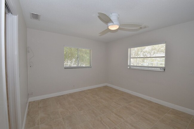 Building Photo - 3461 Lakeview Dr